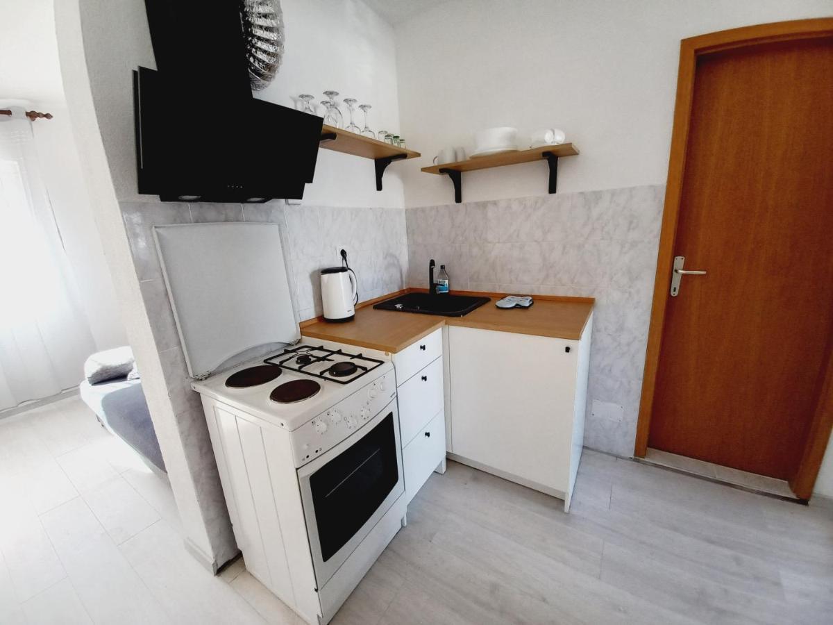 Apartments Toni Рогозница Экстерьер фото
